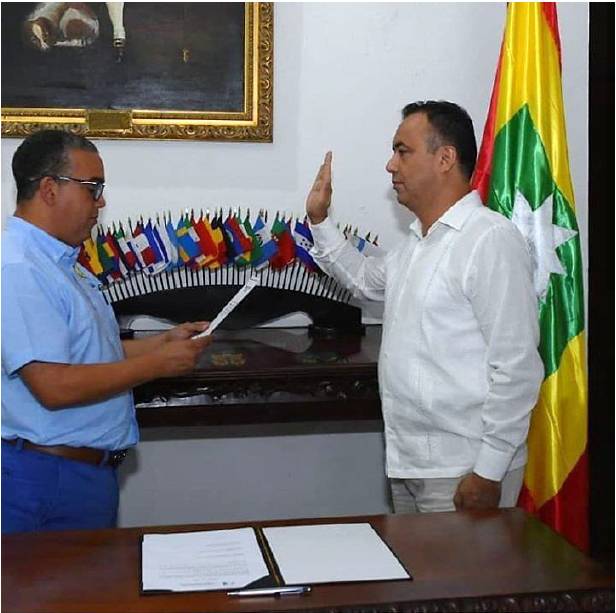 Pedrito Pereira alcalde de Cartagena posesionando al Ing. Jairo Mendoza como rector del Colmayor Bolivar
