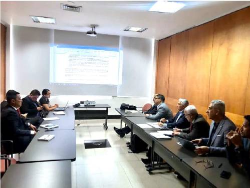 En la foto miembros del Consejo Directivo de Rectores REDTTU, junto a Claudia Díaz subdirectora Sectorial y Wilfer Valero, miembro de la Dirección de Presupuesto del MEN En la foto miembros del Consejo Directivo de Rectores REDTTU, junto a Claudia Díaz subdirectora Sectorial y Wilfer Valero, miembro de la Dirección de Presupuesto del MEN