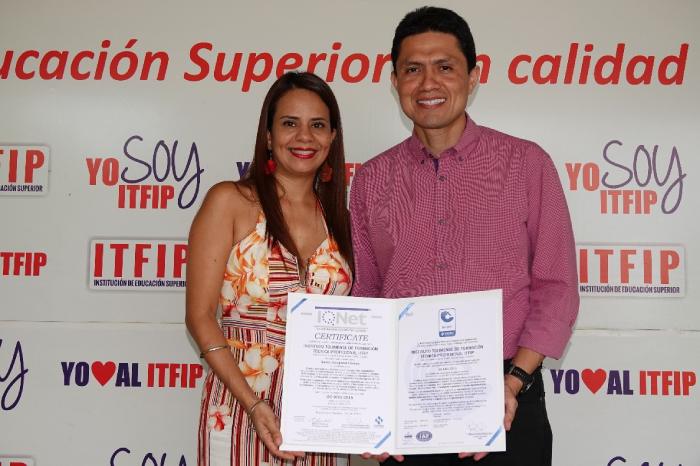 En la foto la Directora Regional del ICONTEC, Jeinny Giselle Rojas M., Rector del ITFIP, Mario Fernando Díaz Pava.