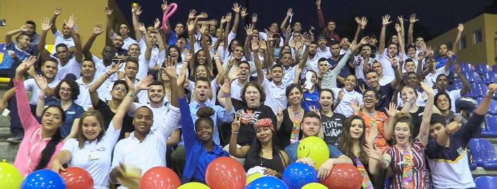 Estudiantes de la Universidad de Bethel comparten con alumnos de la Escuela Nacional del Deporte