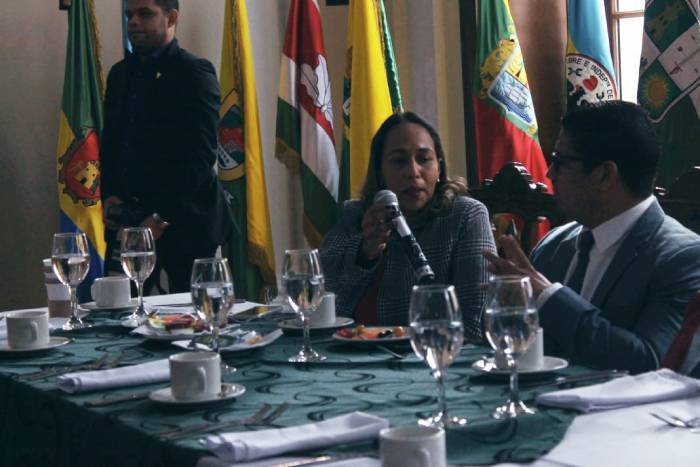 Rectora Silvia Montoya en desayuno en el Congreso