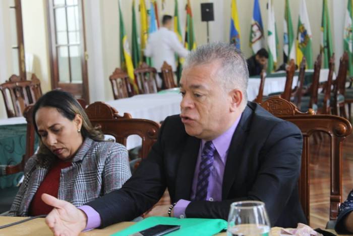 Rector Juan Carlos Mejía en reunión de rectores en el Congreso