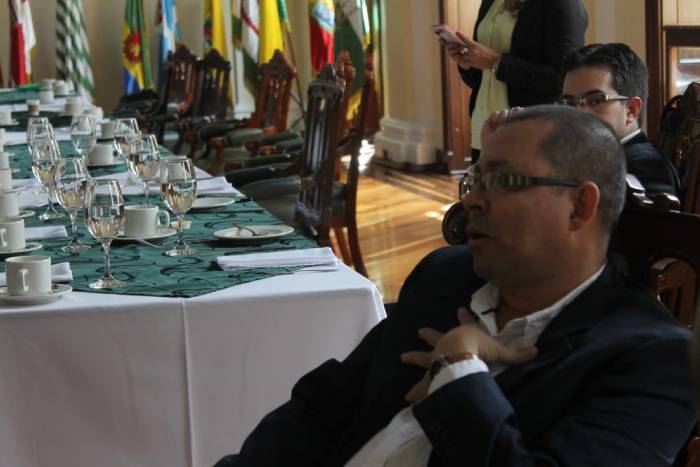 Rector Bernardo Arteaga en reunión de rectores en el Congreso