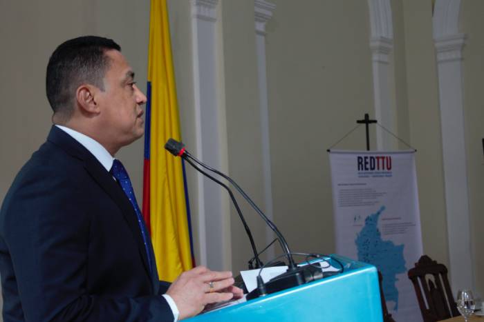Rector Oscar Porras da inicio al desayuno en el Congreso de la República