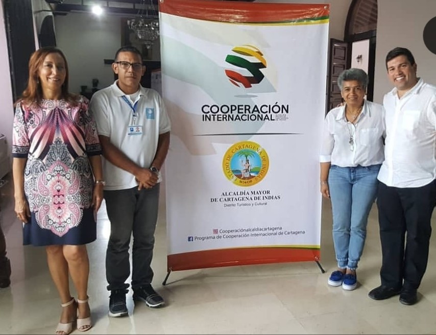A la der. La Coordinadora de Proyección Social de COLMAYOR BOLÍVAR, Delvis Martelo Barrientos junto a representantes de otras entidades ganadoras