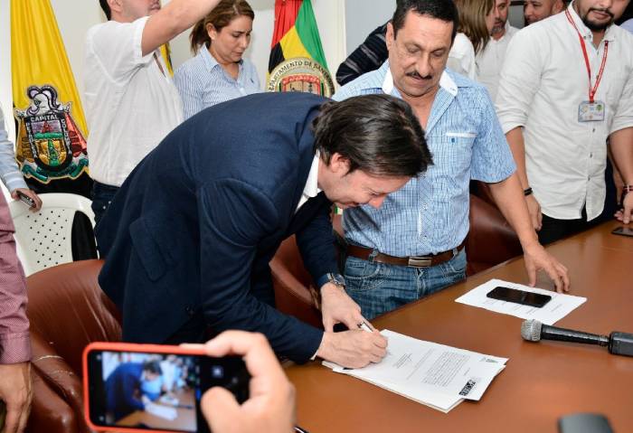 Rector de las UTS Omar Lengerke firmando escrituras de la sede en Barrancabermeja