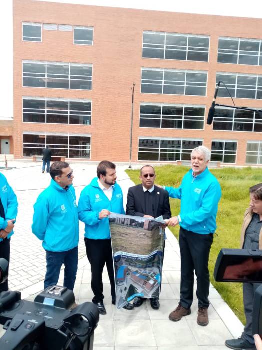 Rector Hno. José Gregorio Contreras y Alcalde de Bogotá Enrique Peñalosa en entrega de nuevos edificios en Kennedy