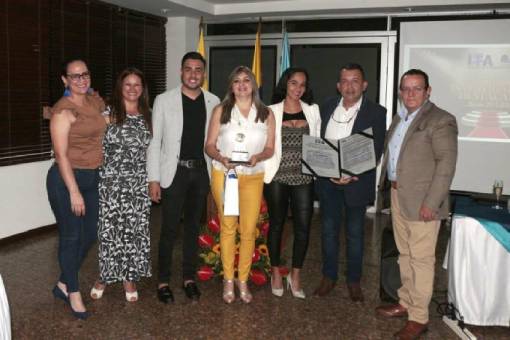 Grupo de investigación condecorado en la Noche de los Mejores en compañía del Rector Gustavo Rubio Lozano.