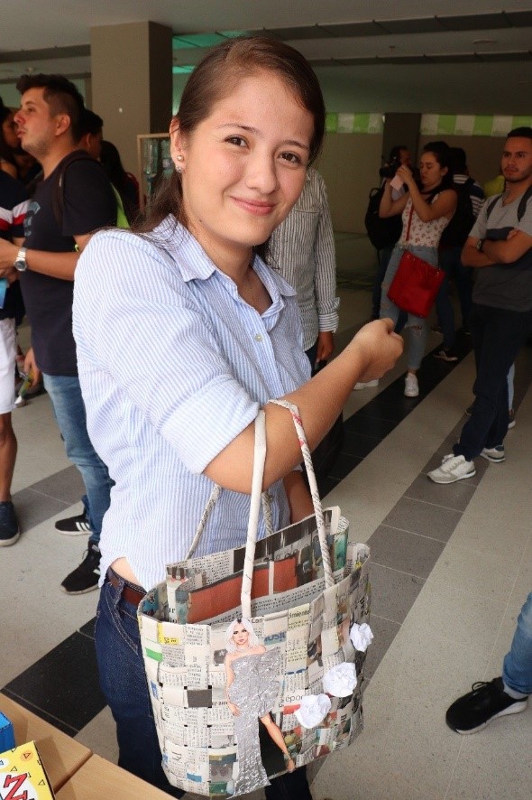 Ejemplo de bolso fabricado con residuos sólidos por estudiantes de las UTS
