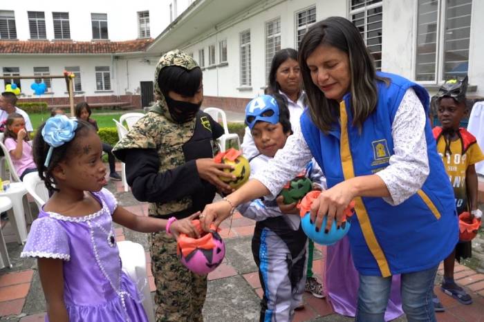 Lida Vivas Leal, Coordinadora del Departamento de Proyección Social de UNIMAYOR en la Fiesta de la Fantasía con niños del Hospital San José de Popayán