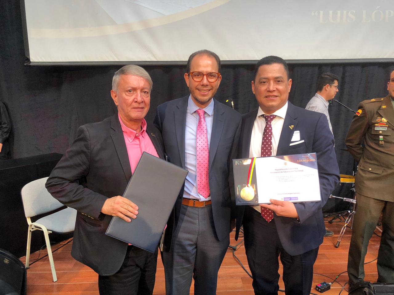 Rectores Daniel Espinosa y Oscar Porras junto a la Directora de Fomento del MEN, Carolina Guzmán en La Noche de los Mejores