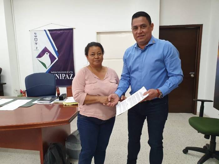 Presidenta de la ACVC Irene Ramírez Amaya y el rector Oscar Porras Atencia de UNIPAZ