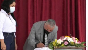 Firma del acta de posesión por parte del rector Canchala. Fotografía propiedad del Dpto de Comunicaciones ITP Firma del acta de posesión por parte del rector Canchala. Fotografía propiedad del Dpto de Comunicaciones ITP