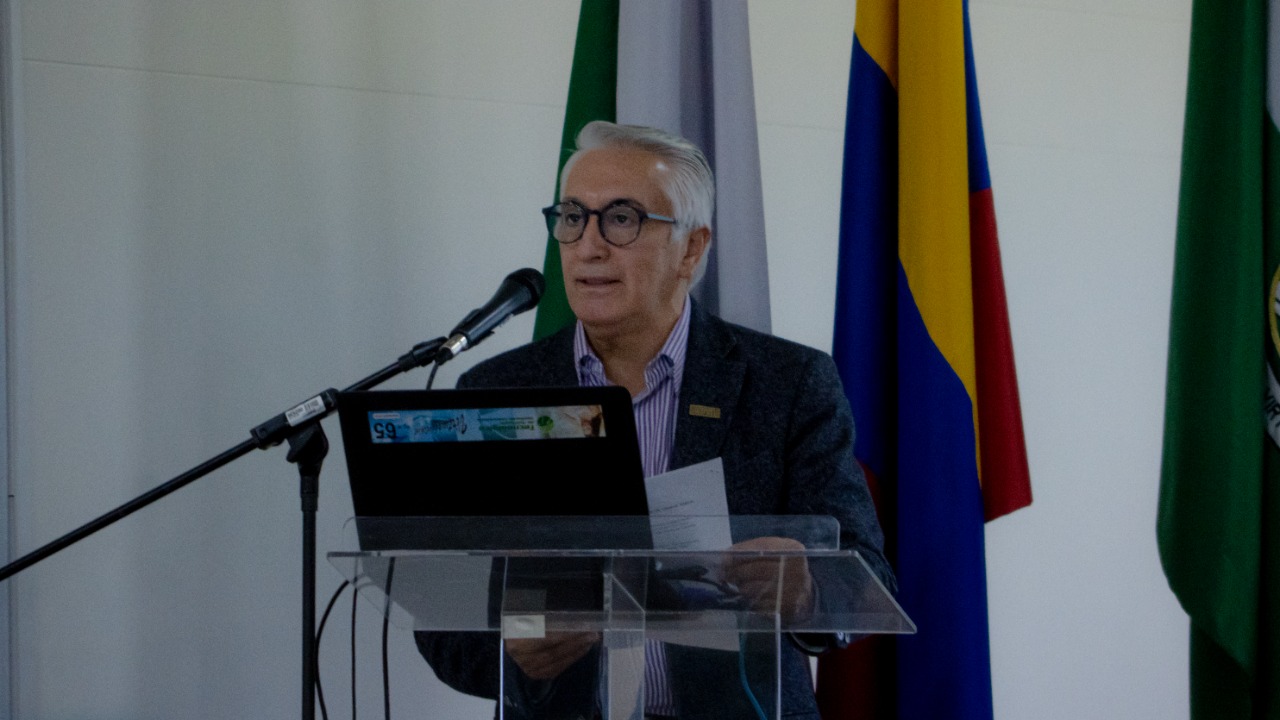 Felipe Ortiz director ejecutivo REDTTU, durante su intervención en el Foro Permanente de Ciencia y Educación. Fotografía de archivo Comunicaciones TDEA.