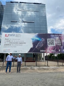 De izq. a der. Jasson De La Rosa rector IU Digital y Felipe Ortiz director ejecutivo REDTTU, en las instalaciones de la IU Digital de Antioquia. Fotografía de archivo Comunicaciones REDTTU.