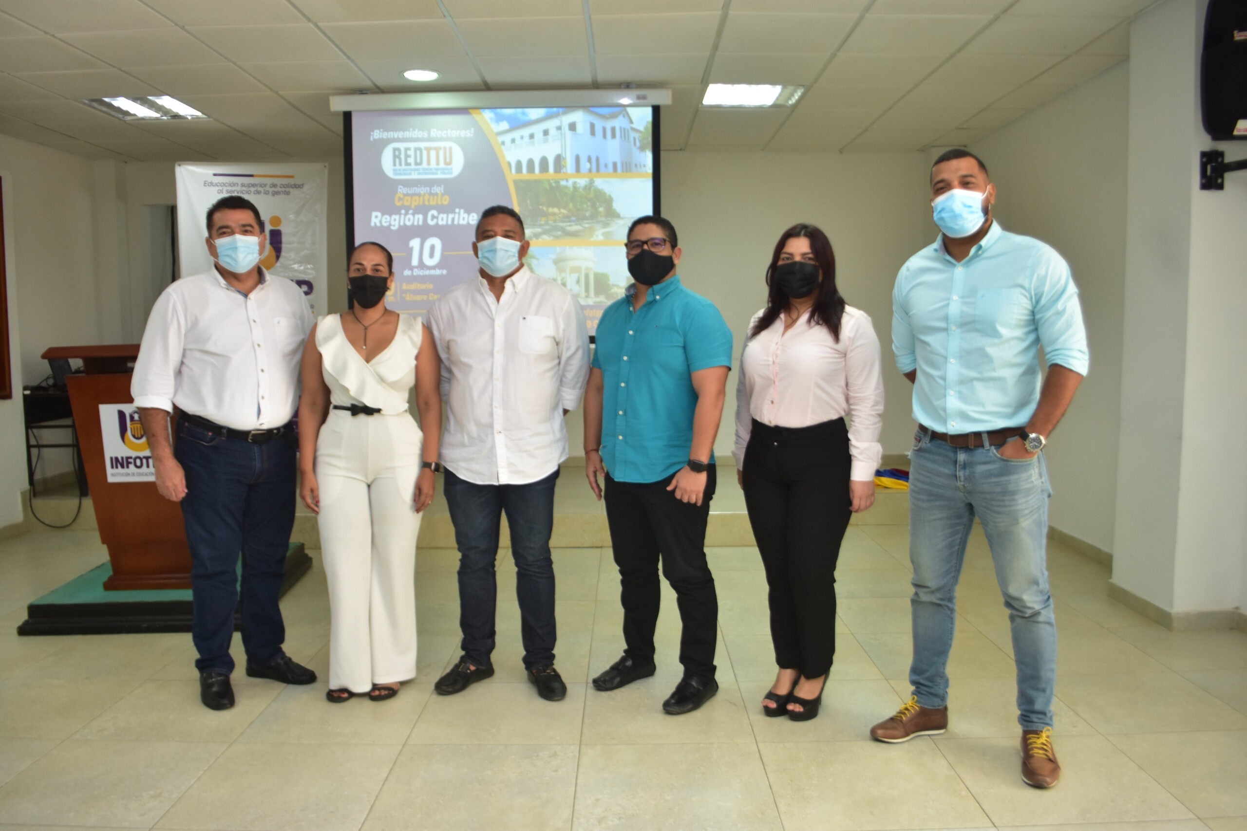 De izq. A der Leonardo Pérez Suescún rector INFOTEPHVG, Silvia Montoya Duffis INFOTEPSAI, Luis Pérez Guerra INFOTEP San Juan del Cesar, Emilio Zapata ITSA, Shirley Urdaneta vicerrectora de investigación ITSA. Fotografía, propiedad del Departamento de Comunicaciones INFOTEPHVG.