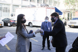 saludo entre la Ministra de Educación María Victoria Angulo y el rector del ETITC Hno. Ariosto Ardila Silva. Fotografía de archivo Dpto de Comunicaciones ETITC