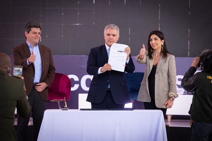 Firma protocolaria del Decreto de gratuidad y plan de estímulos y alivios del ICETEX, por parte del presidente Iván Duque, la ministra de educación María Victoria Angulo y el presidente de ICETEX Manuel Acevedo. Fotografía propiedad del MEN