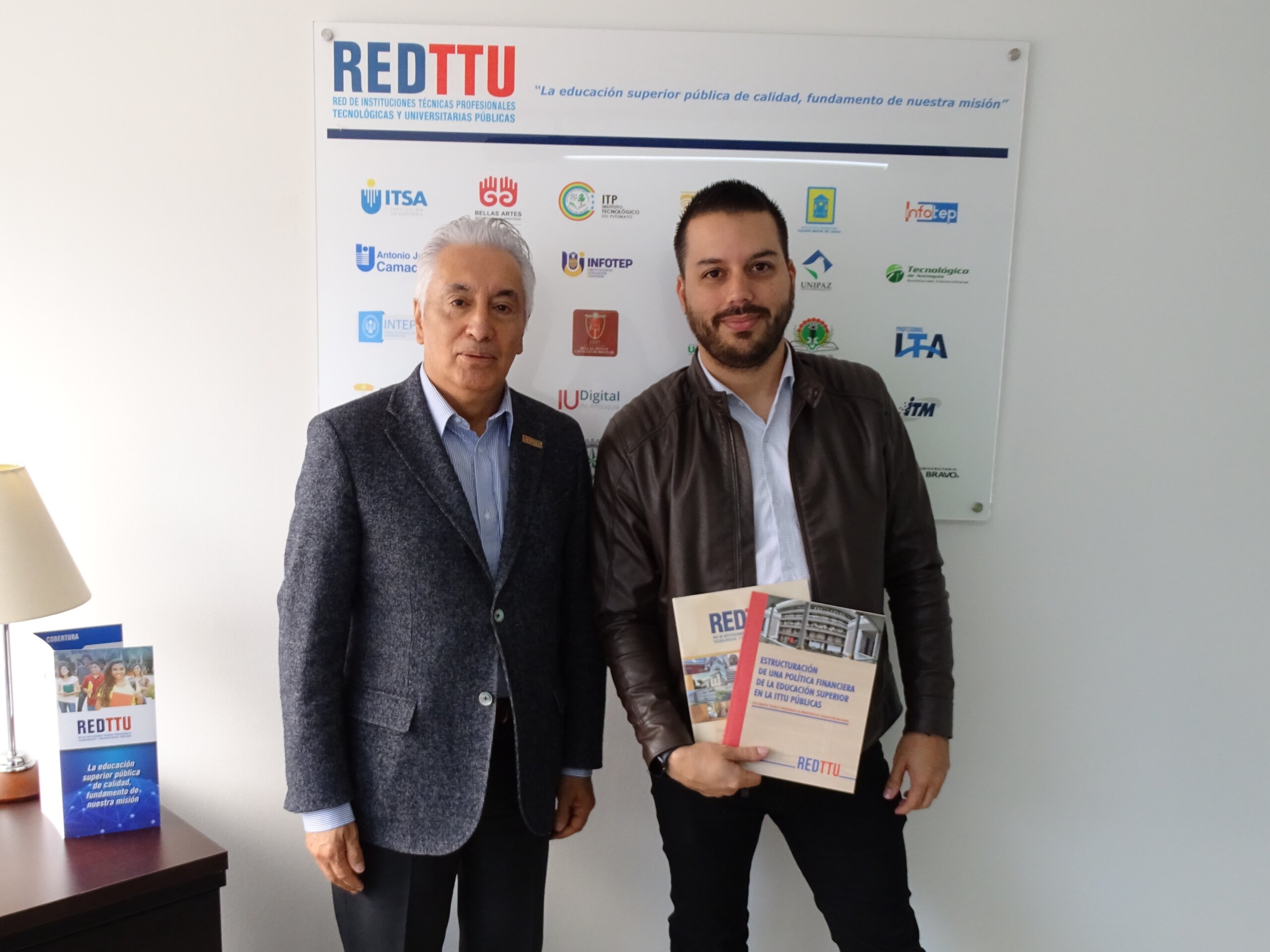 De izq a der. Felipe Ortiz, Director Ejecutivo REDTTU y Andrés Lemus, Cooperación Internacional Ministerio de Educación Nacional . Fotografía propiedad del Departamento de Comunicaciones REDTTU.