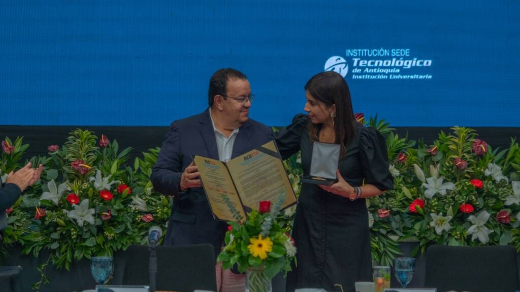 Orden REDTTU entregada por el rector del ITA y presidente de la REDTTU a la ministra de educación