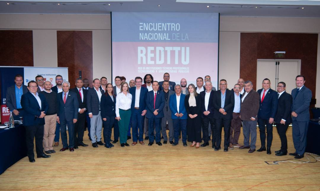 Rectores de las 30 ITTU afiliadas a la Red junto al Ministro de Educación Nacional Alejandro Gaviria, en el marco del Encuentro Nacional de Rectores de la REDTTU.