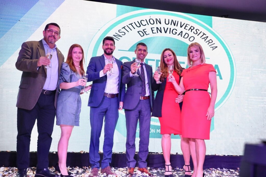 Acto de celebración por parte de la Institución Universitaria de Envigado, en la fotografía, la rectora Blanca Libia Echeverry Londoño, acompañada del Alcalde de Envigado Braulio Espinoza y miembros del Consejo Directivo de la Institución