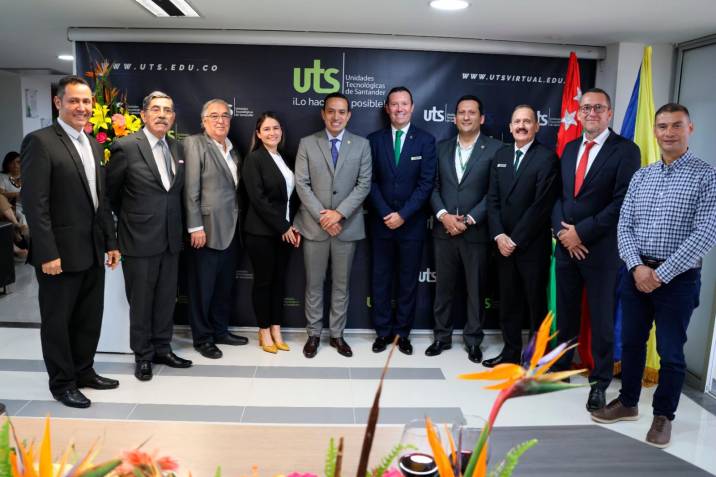 De Izq. a Der. Édgar Pachón Arciniegas, secretario general UTS; Prudencio Antonio Becerra Reyes, representante de los Ex-Rectores UTS; Rafael Ortiz Sepúlveda, UIS; Nancy Nayibe Carrillo Hernández, representante de estudiantes UTS; Mauricio Aguilar, gobernador de Santander; Omar Lengerke Pérez, rector de las UTS; Farley Parra Rodríguez, asesor jurídico Municipio de Bucaramanga; Favio Eduardo Solano Castellano, Decano Facultad de Ingenierías UTS, Ricardo Alvarado Jaimes, representante profesores UTS y Andrés Enrique Ávila Montañez, representante de egresados UTS. Fotografía de archivo periódico Vanguardia