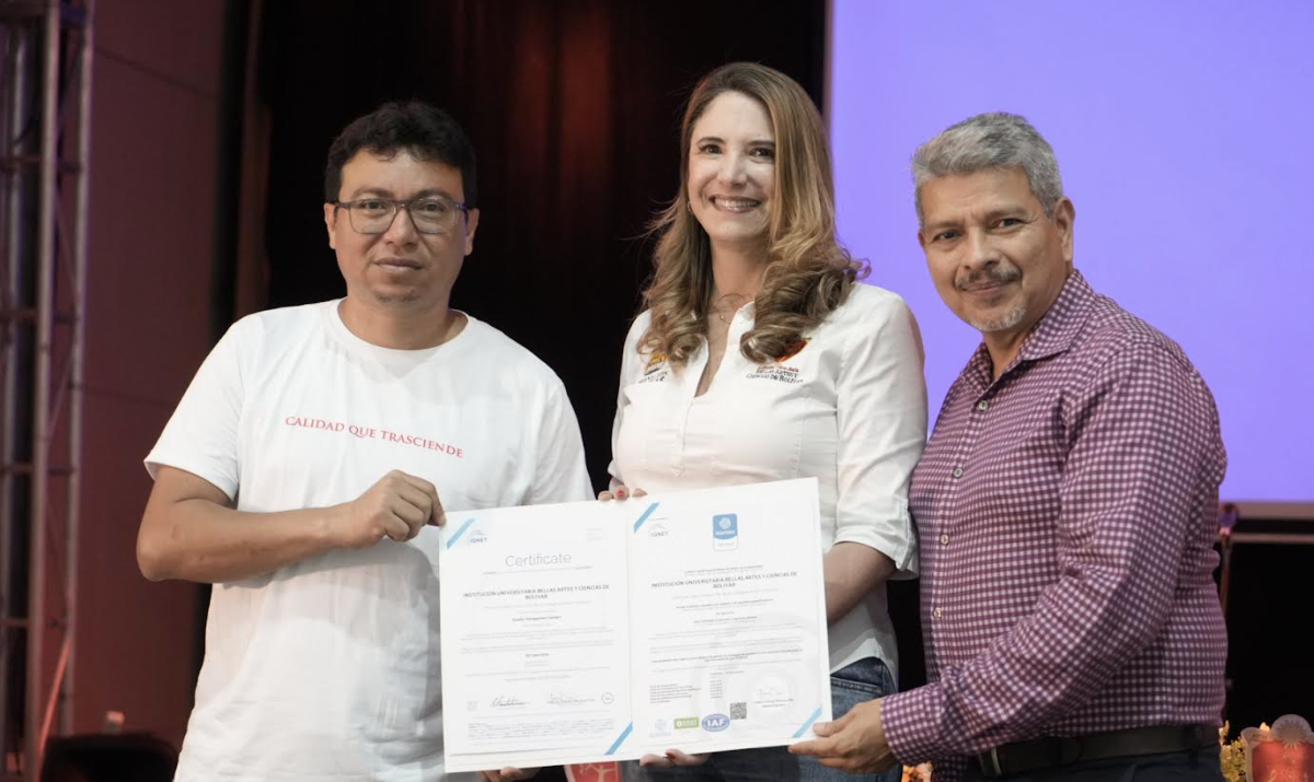 Evelio Márquez Cárdenas (Director Oficina de Calidad Unibac), Sacra Náder David (Rectora de Unibac) y Simón Bolívar Meneses (Director Regional de Icontec) Fotografía propiedad del Departamento de comunicaciones de Unibac