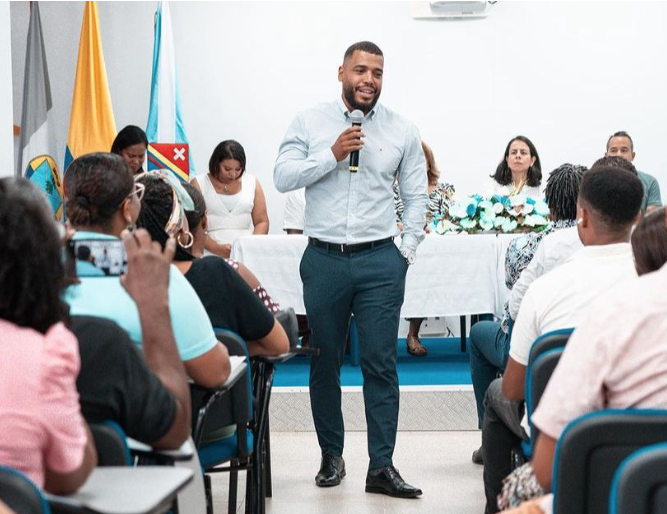 En la fotografía se muestra a Charles Gallardo durante su discurso de toma de posesión como rector del INFOTEP SAI. La imagen es propiedad del Departamento de Comunicaciones del INFOTEP SAI