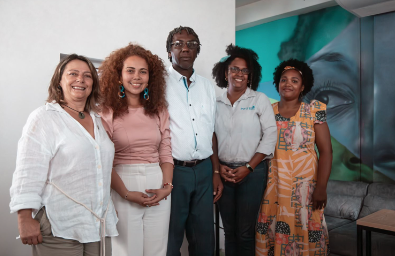 En la fotografía, de izquierda a derecha, aparecen: Diana Rua Asesora MinCiencias; Yessenia Olaya, Ministra de CTI; Charles Livingston, Vicerrector Administrativo y Financiero; Julieth Orozco, Coordinadora de Extensión; y Jamina Henry, Coordinadora Académica. La imagen es propiedad del Departamento de Comunicaciones del INFOTEP SA