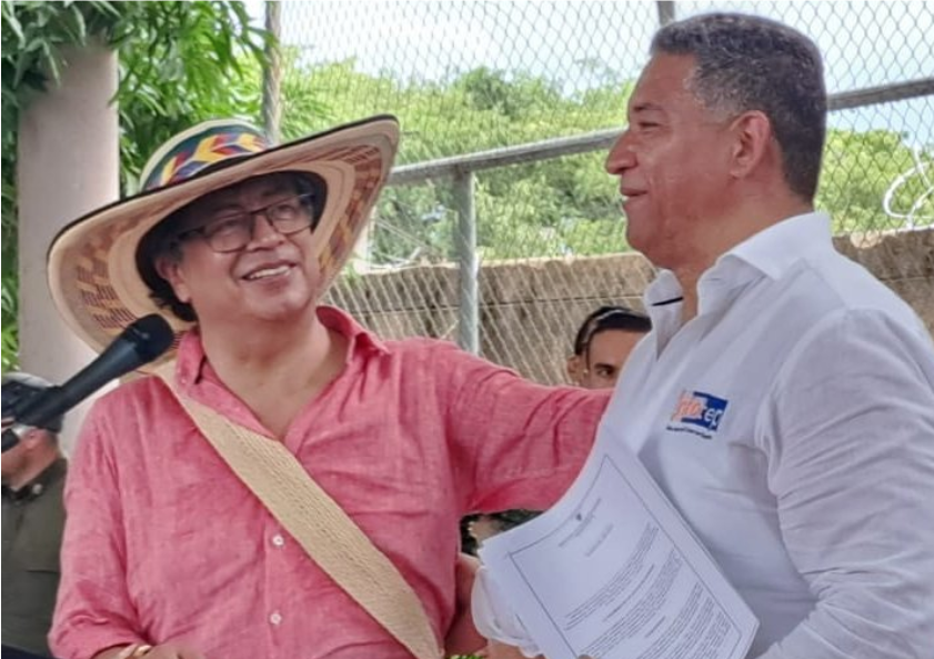 Gustavo Petro, presidente de la República y el rector del Infotep San Juan del Cesar, Luis Alfonso Pérez Guerra, durante su visita a la institución. Fotografía propiedad del Ministerio de Educación Nacional