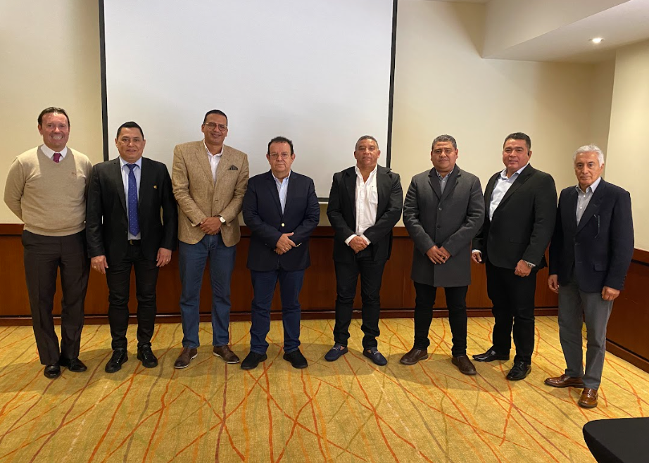 De izq. a der. rectores, Omar Lengerke, UTS; Oscar Porras, Unipaz; Leonardo García, TdeA; Gustavo Rubio, ITA; Luis Alfonso Pérez, Infotep San Juan del Cesar; Arcesio Castro, IUB; Leonardo Pérez, Infotep HVG y director ejecutivo Felipe Ortiz