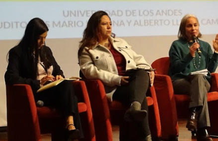En la Fotografía: participantes del panel: “Situación y evolución de la Educación TyT en Colombia y en el mundo” en el marco del Foro de Educación Posmedia de UniAndes En la Fotografía: participantes del panel: “Situación y evolución de la Educación TyT en Colombia y en el mundo” en el marco del Foro de Educación Posmedia de UniAndes