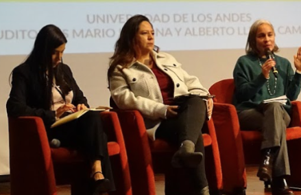 En la Fotografía: participantes del panel: “Situación y evolución de la Educación TyT en Colombia y en el mundo” en el marco del Foro de Educación Posmedia de UniAndes