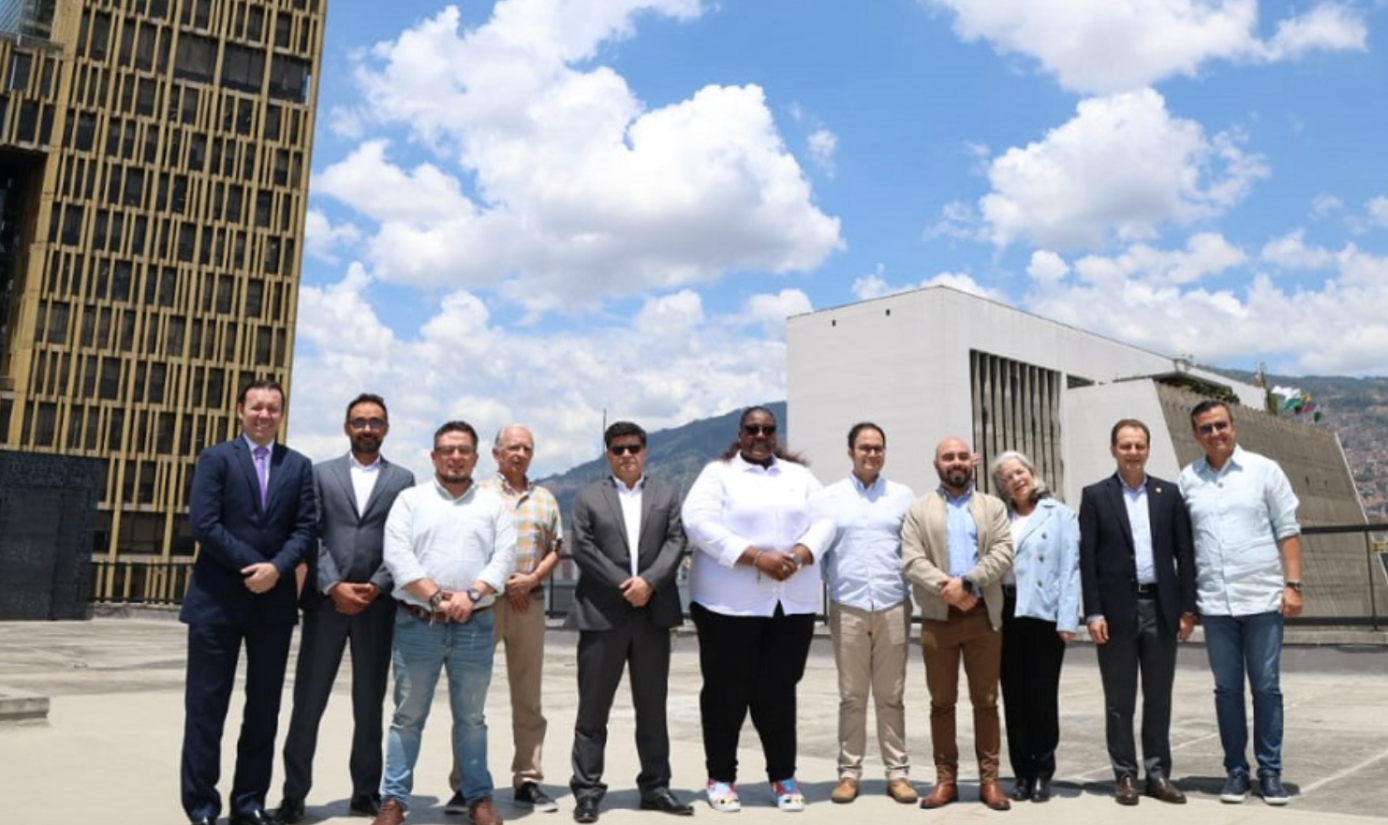 En la fotografía entre otros: Omar Lenguerke, rector de las UTS; Orlando Aguirre, representante de los profesores universitarios; Wilfer Valero, Viceministro (E ) de Educación Superior; José Ignacio Morales, director de Calidad del MEN; Rolando Roncancio, rector de la Universidad de la Sabana y Jasson de la Rosa, rector de la IU Digital.