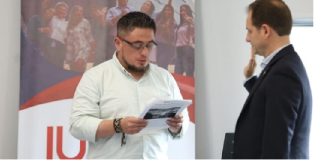 En la Fotografía: Wilfer Valero, Viceministro (E) de Educación Superior y Rolando Andrés Roncancio Rachid, rector de la Universidad de la Sabana, tomando juramento como representante de las Universidades privadas ante el CESU