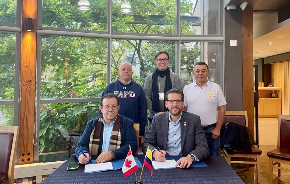 De pie: rectores Juan Carlos Mejía, Débora Arango; Omar Lengerke, UTS; Juan Carlos Loaiza, CINOC, sentados Gustavo Rubio Lozano, ITA y presidente RedTTU y Sean Coote Vicepresidente Internacional del Niagara College. Fotografía propiedad del Departamento de Comunicaciones de las UTS