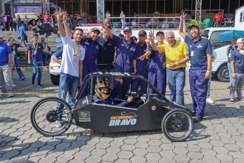 En la Foto: Participantes de la IU Pascual Bravo en la Competencia Nacional. Fotografía propiedad del Departamento de Comunicaciones de la IU Pascual Bravo