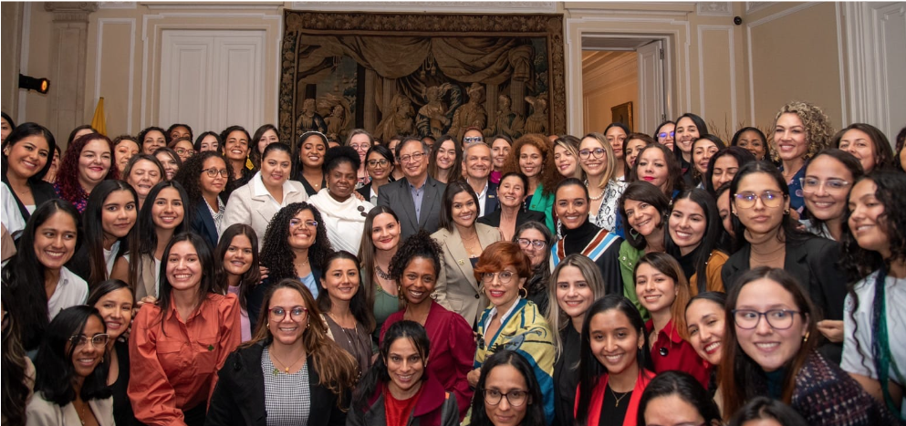 Ceremonia de reconocimiento por parte de Min Ciencias en Casa de Nariño con la presencia del presidente de la República, Gustavo Petro, la vicepresidenta Francia Márquez y la Ministra de Ciencia, Tecnología e Innovación, Yesenia Olaya. Fotografía propiedad del Dpto de Comunicaciones IU Digital