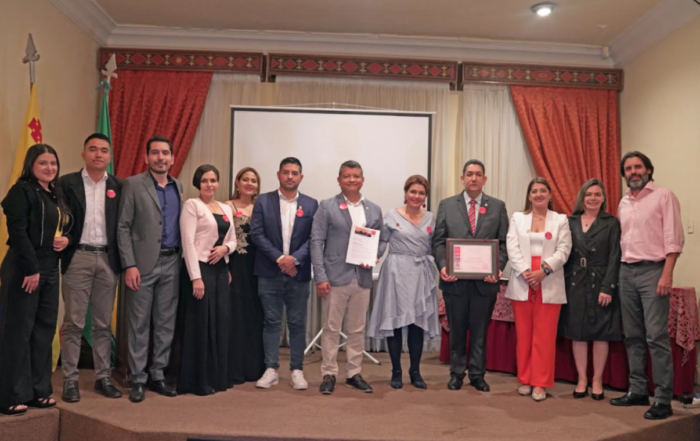 En la fotografía aparecen miembros de la Sociedad Colombiana de Arquitectos, SCA, regional Cauca y de la Institución Universitaria Colegio Mayor del Cauca. Fotografía propiedad del Dpto de Comunicaciones UNIMAYOR