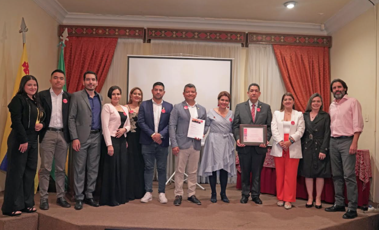 En la fotografía aparecen miembros de la Sociedad Colombiana de Arquitectos, SCA, regional Cauca y de la Institución Universitaria Colegio Mayor del Cauca. Fotografía propiedad del Dpto de Comunicaciones UNIMAYOR