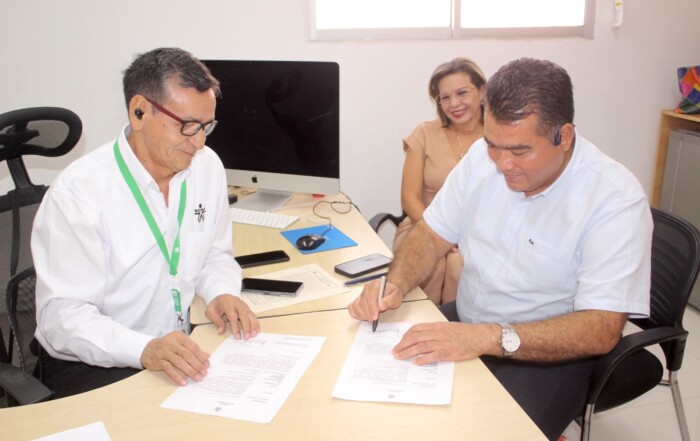 En la fotografía de izquierda a derecha, Carlos Uribe Tarazona, director regional del SENA y el rector del Infotep HVG Leonardo Pérez Suescún. Material de archivo propiedad del Departamento de Comunicaciones Infotep HVG