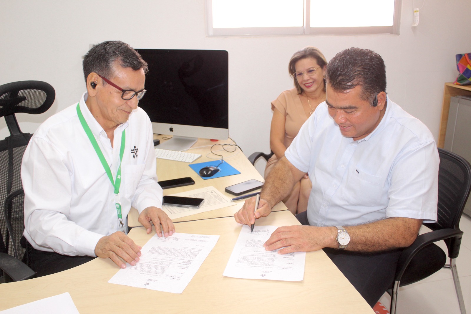 En la fotografía de izquierda a derecha, Carlos Uribe Tarazona, director regional del SENA y el rector del Infotep HVG Leonardo Pérez Suescún. Material de archivo propiedad del Departamento de Comunicaciones Infotep HVG