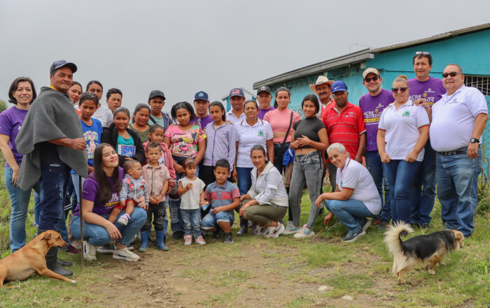 En la fotografía aparecen docentes de la IU Pascual Bravo y habitantes de las veredas El Socorro y Los Tendidos del municipio de Sabanalarga en Antioquia .Fotografía propiedad del Dpto de Comunicaciones IU Pascual Bravo