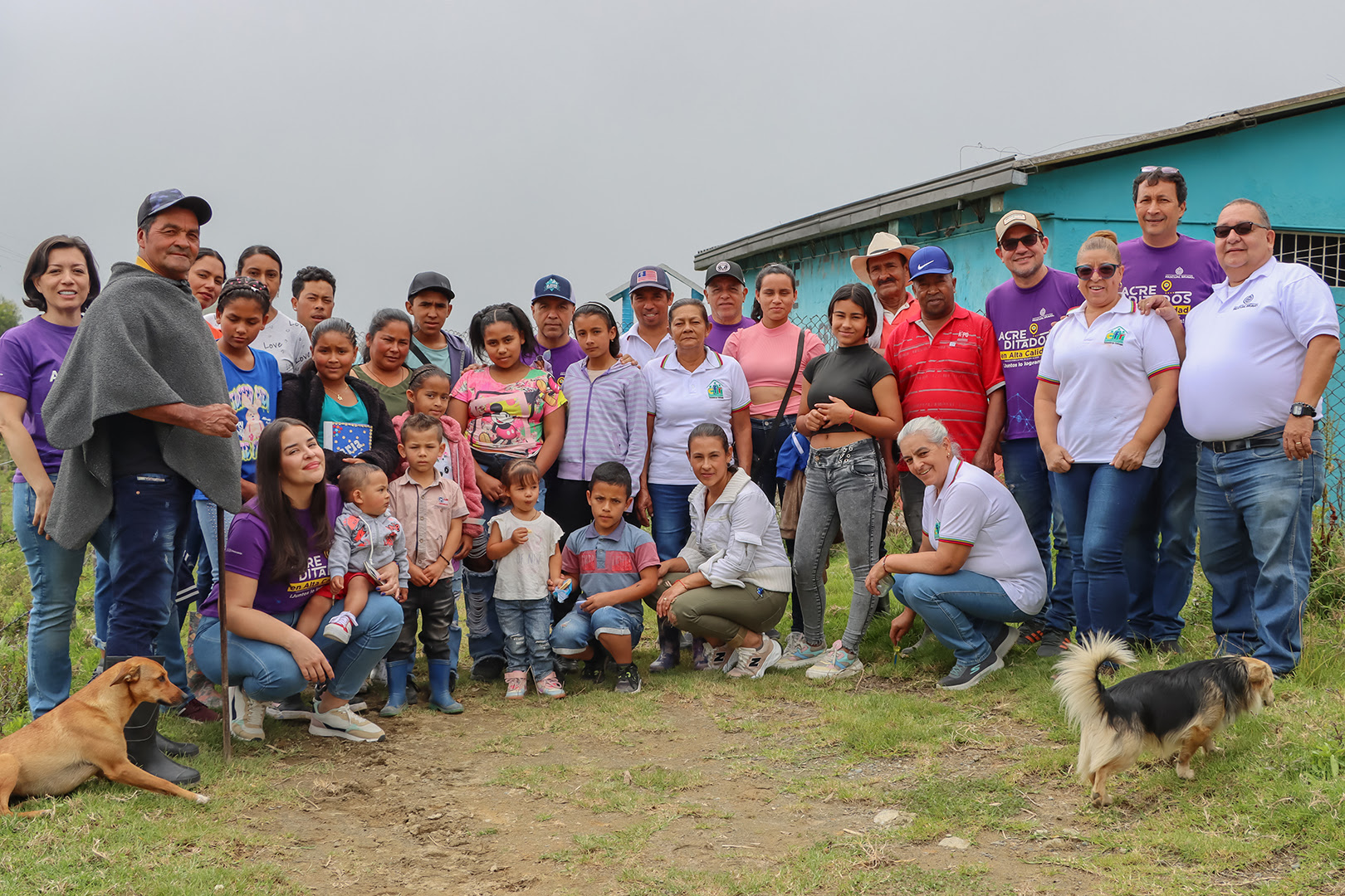 En la fotografía aparecen docentes de la IU Pascual Bravo y habitantes de las veredas El Socorro y Los Tendidos del municipio de Sabanalarga en Antioquia .Fotografía propiedad del Dpto de Comunicaciones IU Pascual Bravo