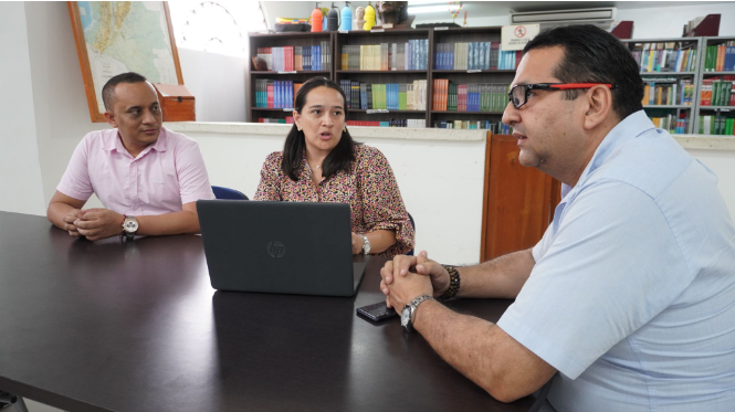 En la fotografía de izquierda a derecha: Javier Viloria Escobar, Decano de la facultad de Ciencias Administrativas de Infotep HVG; Julieth Lizcano, Docente Investigadora de la Universidad del Magdalena ; y Arturo Charris Vicerrector Académico Infotep HVG. Fotografía propiedad de Infotep HVG.