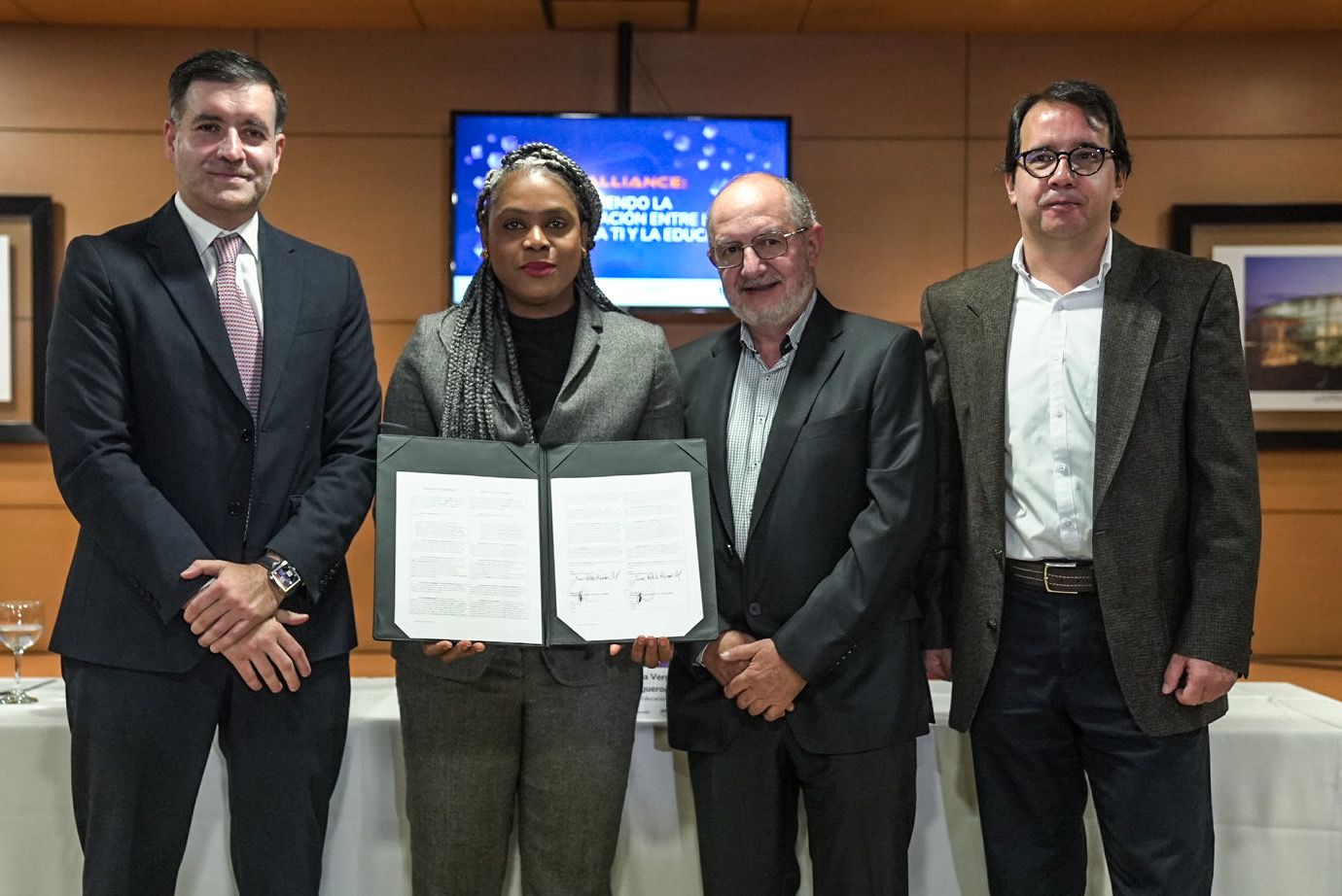 En la fotografía: Juan Pablo Rincón, líder del sector público de AWS; Aurora Vergara, Ministra de Educación Nacional; Alejandro Álvarez, Viceministro de Educación Superior; Gabriel Rueda Delgado, Director Ejecutivo de la REDTTU.