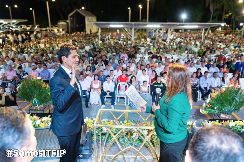Mario Fernando Díaz, tomando juramento de su cargo como rector Fotografía de Archivo, propiedad del Dpto. de Comunicaciones ITFIP