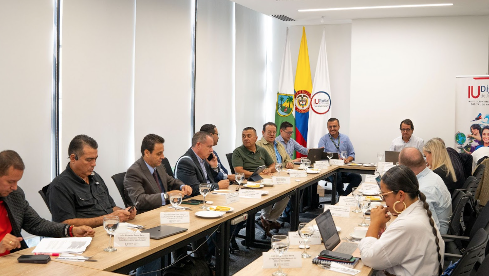 En la fotografía: Rectores del Consejo Directivo de la REDTTU y representantes del Capítulo Región Eje Cafetero, junto al Viceministro de Educación Superior, Ricardo Moreno. Fotografía propiedad del Dpto de Comunicaciones de la IU Digital de Antioquia
