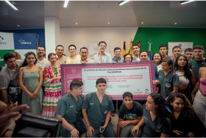 En la fotografía, El ministro de Educación, Daniel Rojas Medellín, junto al rector de Unipaz, Óscar Porras, el senador Gustavo Moreno, y miembros de la comunidad académica de Unipaz, durante la entrega de predios y recursos económicos para el fortalecimiento de la infraestructura de la institución.